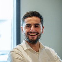 Portrait de Samir Aouiche, Global Digital Marketing & Performance Manager chez Théa